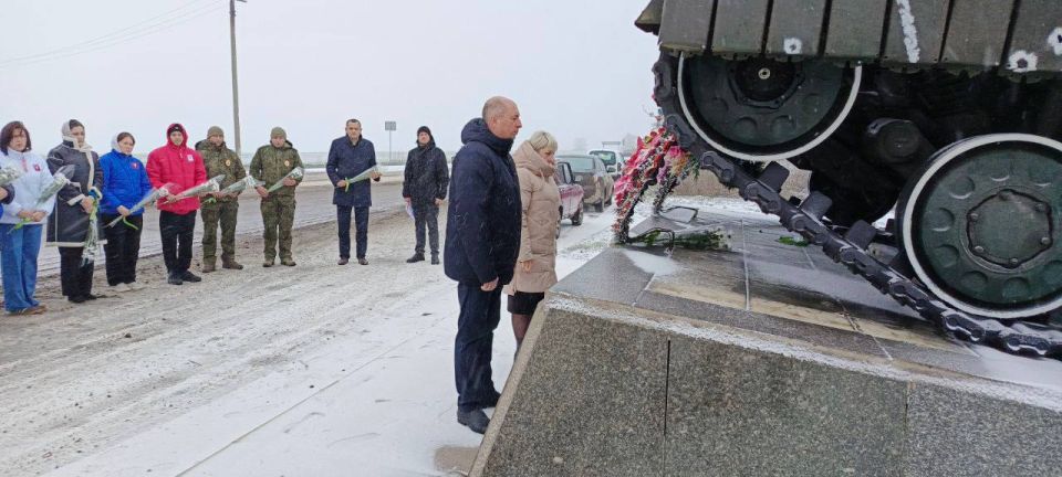 Активисты "Молодой гвардии Единой России" приняли участие в церемонии возложения цветов, приуроченной ко Дню Героев Отечества Активисты "Молодой гвардии Единой России" приняли участие в церемонии возложения цветов, приуроченной ко Дню Героев Отечества