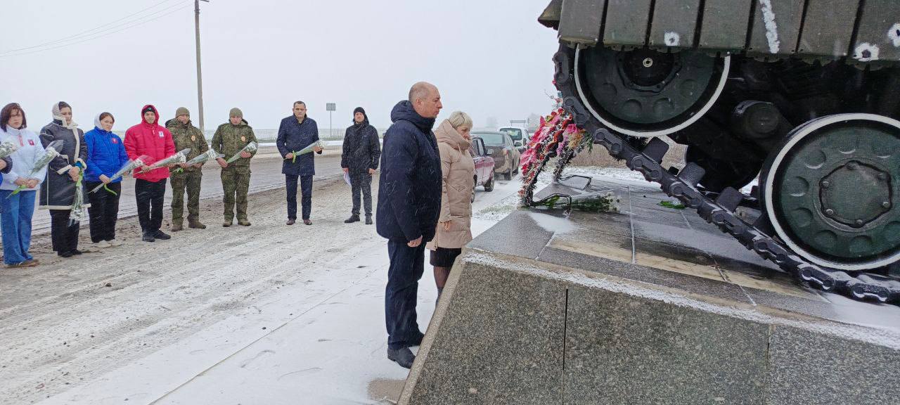 Активисты "Молодой гвардии Единой России" приняли участие в церемонии возложения цветов, приуроченной ко Дню Героев Отечества Активисты "Молодой гвардии Единой России" приняли участие в церемонии возложения цветов, приуроченной ко Дню Героев Отечества