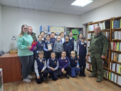 В Лутугинской библиотеке для детей провели беседу у книжной выставки