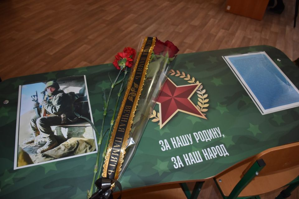 Парты Героев в честь защитников Родины открыли в Стаханове и Брянке Парты Героев в честь защитников Родины открыли в Стаханове и Брянке