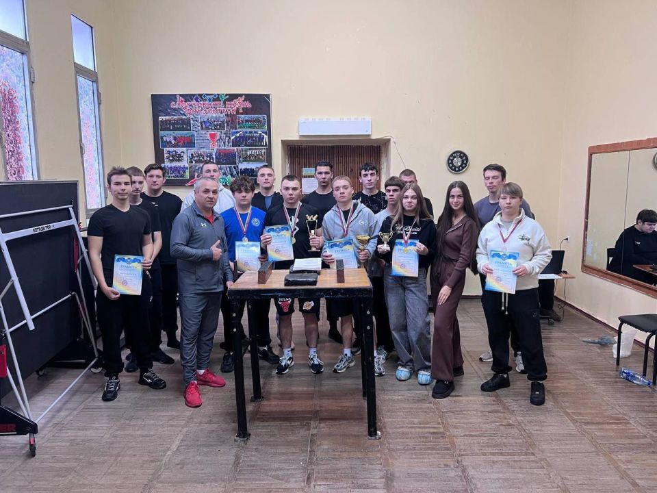 Сегодня добровольцы ССО «Молодогвардеец» ЛугРО ВСКС, студенты Краснодонского факультета инженерии и менеджмента (филиал) ЛГУ им. В. Даля приняли участие в соревнованиях по армрестлингу, которые прошли на базе спортивного... Сегодня добровольцы ССО «Молодогвардеец» ЛугРО ВСКС, студенты Краснодонского факультета инженерии и менеджмента (филиал) ЛГУ им. В. Даля приняли участие в соревнованиях по армрестлингу, которые прошли на базе спортивного...