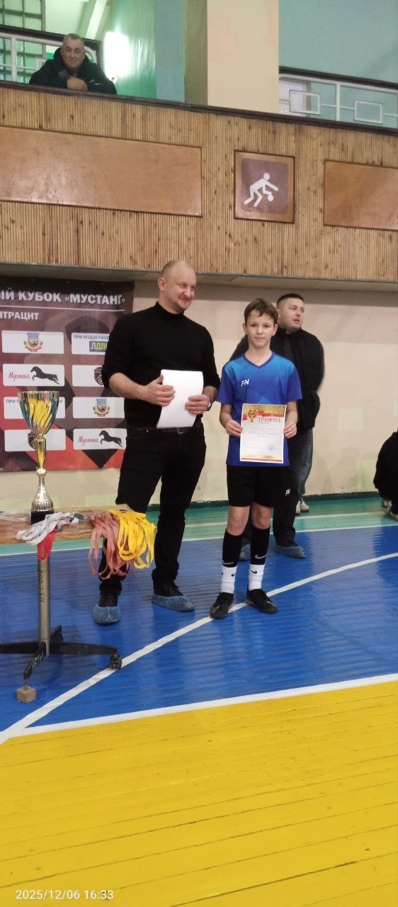 Лутугинская команда завоевала первое место в турнире по мини-футболу Лутугинская команда завоевала первое место в турнире по мини-футболу