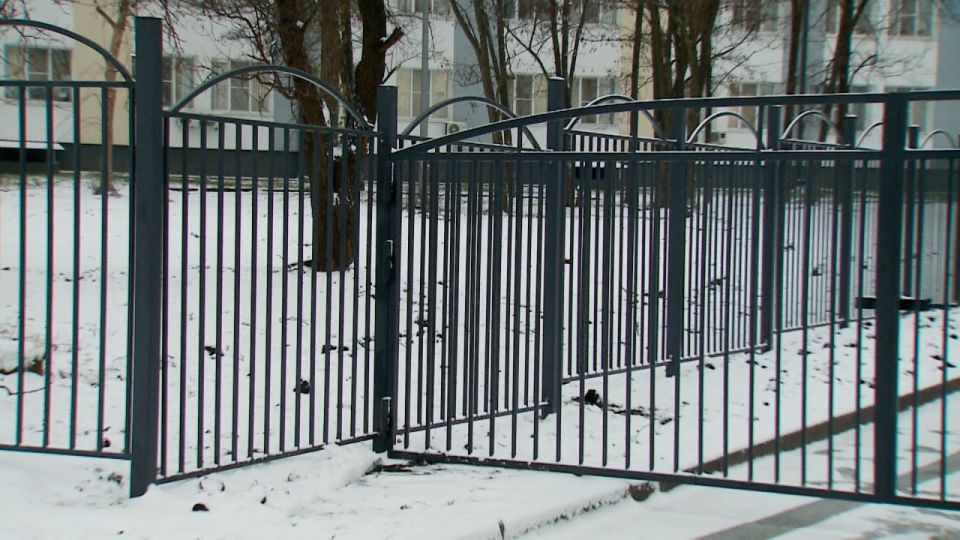 Тюменские строители установили ограждение Краснодонской центральной городской многопрофильной больницы и строящегося здания подстанции скорой медицинской помощи, которое находится на территории ЦГМБ Тюменские строители установили ограждение Краснодонской центральной городской многопрофильной больницы и строящегося здания подстанции скорой медицинской помощи, которое находится на территории ЦГМБ