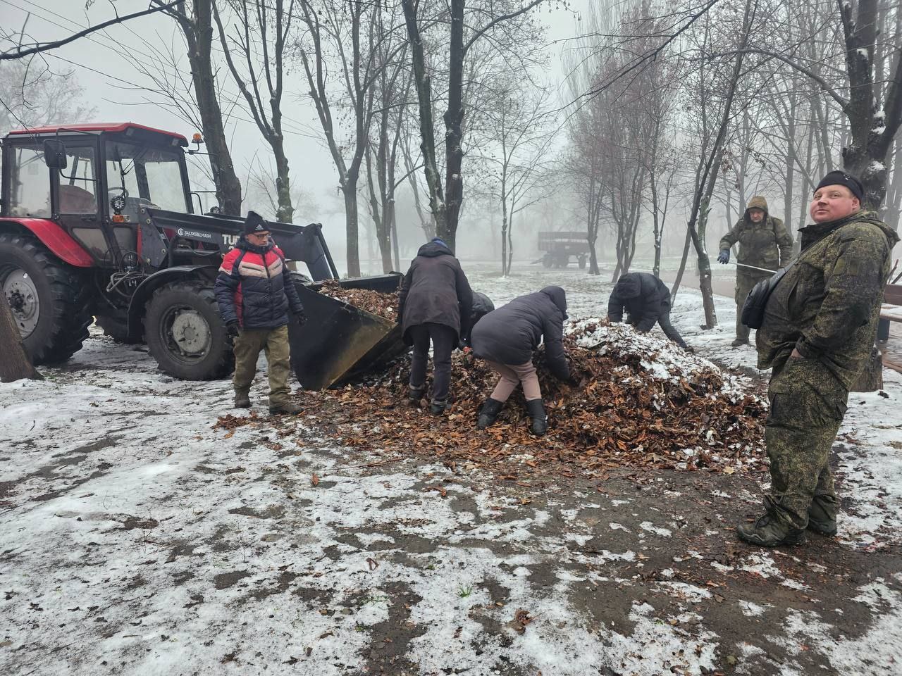 МУП "ЖЭК" наводит порядок в сквере у памятника «Черный тюльпан» МУП "ЖЭК" наводит порядок в сквере у памятника «Черный тюльпан»