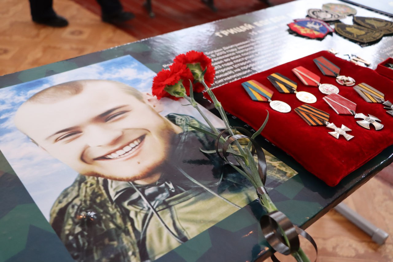 Парты Героев в честь защитников Родины открыли в Стаханове и Брянке Парты Героев в честь защитников Родины открыли в Стаханове и Брянке