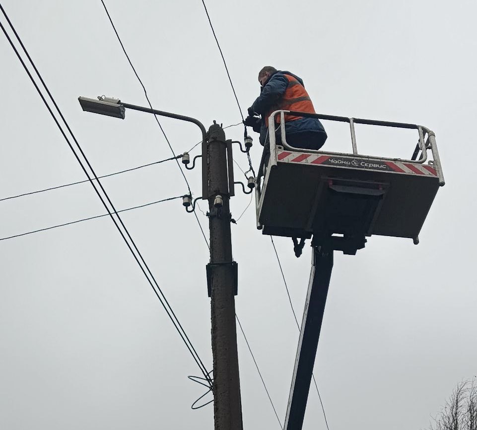 Коммунальные службы проводят работы на территории города Коммунальные службы проводят работы на территории города