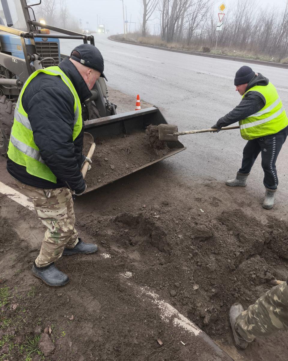 Специалисты подрядной организации очистили проезжую часть автодороги Первомайск – Попасная от наносного грунта