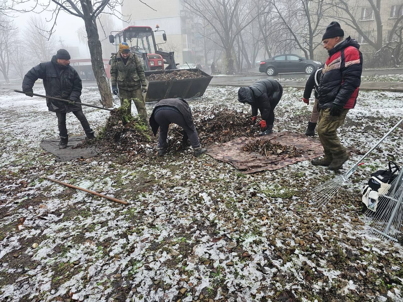 МУП "ЖЭК" наводит порядок в сквере у памятника «Черный тюльпан» МУП "ЖЭК" наводит порядок в сквере у памятника «Черный тюльпан»