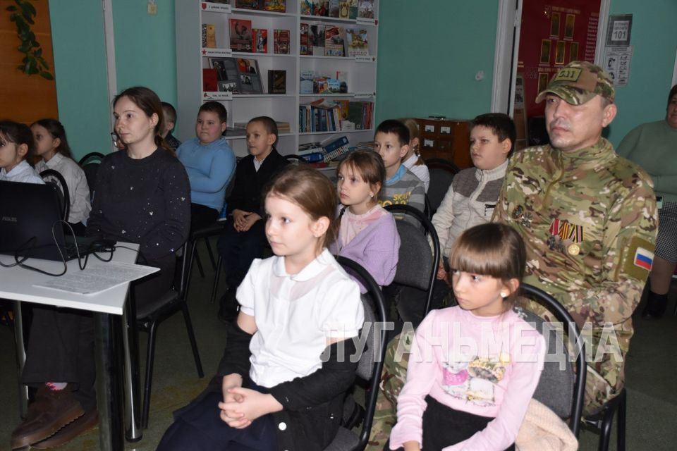 В Кировской детской библиотеке прошел исторический час «Наши земляки герои» с участием ветерана СВО В Кировской детской библиотеке прошел исторический час «Наши земляки герои» с участием ветерана СВО