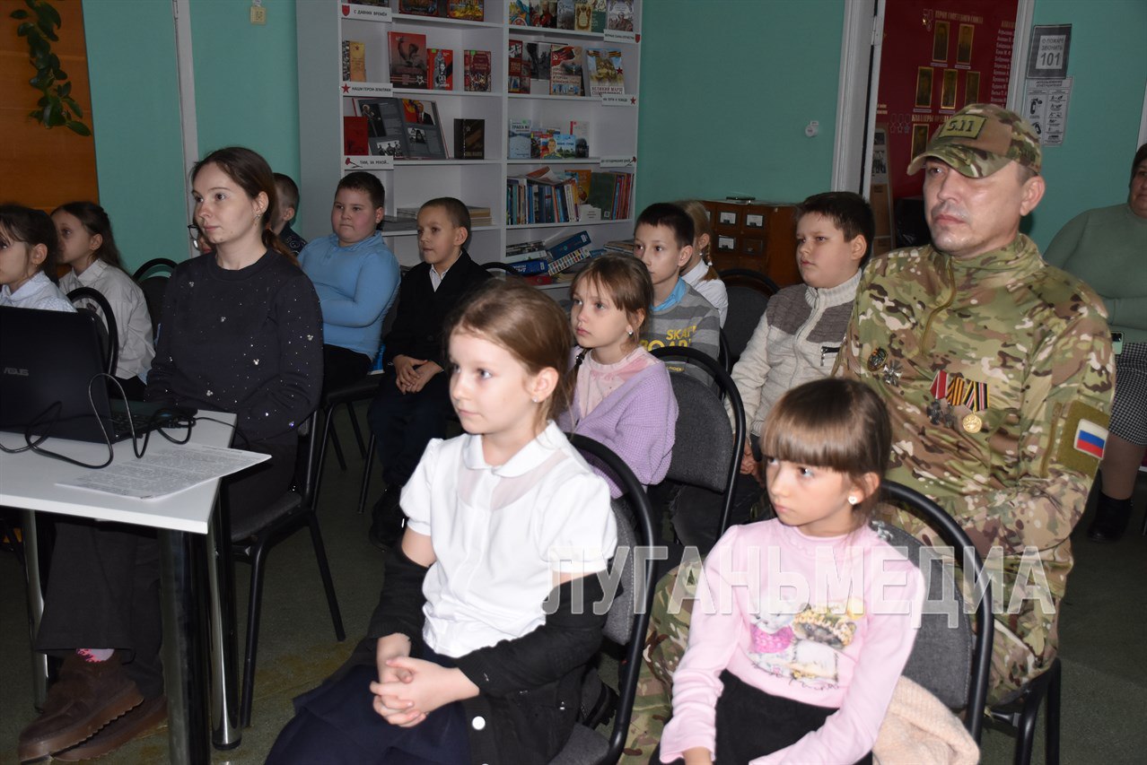 В Кировской детской библиотеке прошел исторический час «Наши земляки герои» с участием ветерана СВО В Кировской детской библиотеке прошел исторический час «Наши земляки герои» с участием ветерана СВО