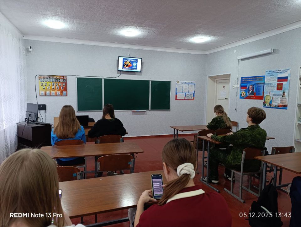 Учащиеся кадетских (казачьих) классов совместно с родителями и педагогами Ясеновской школы № 2 им. Д.В. Лазутина приняли активное участие в онлайн-мероприятии «Казачий диктант — 2025» Учащиеся кадетских (казачьих) классов совместно с родителями и педагогами Ясеновской школы № 2 им. Д.В. Лазутина приняли активное участие в онлайн-мероприятии «Казачий диктант — 2025»