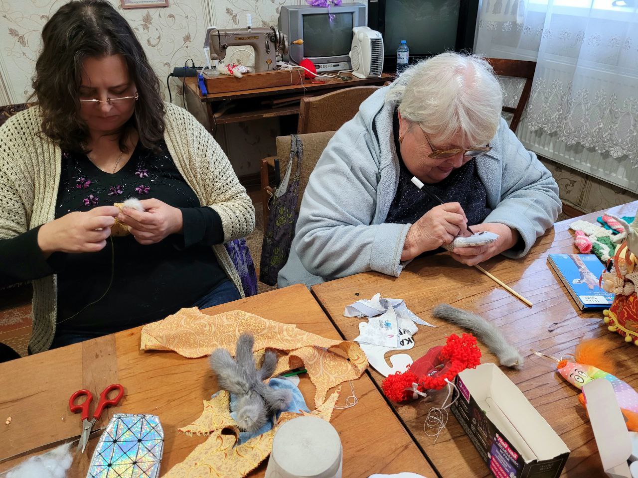 В Кировском городском Дворце культуры состоялся мастер-класс по изготовлению новогодних украшений