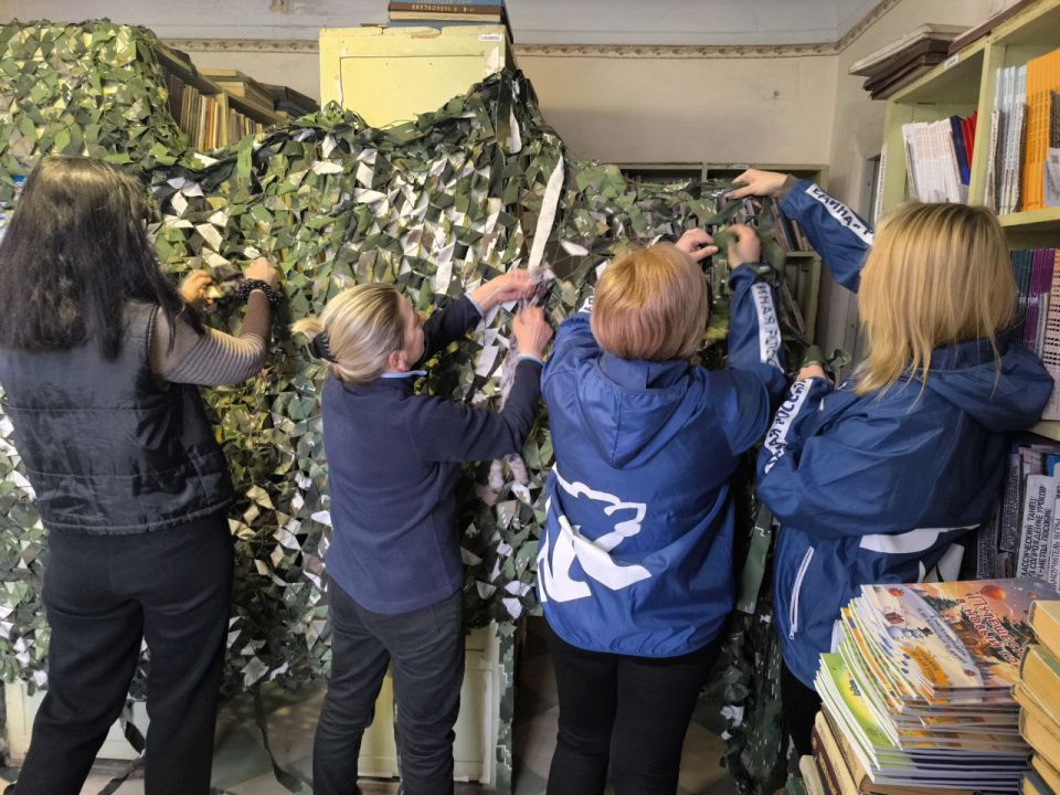 Лисичанское местное отделение партии "Единая "Россия" совместно с представителями проекта "Женское движение Единой России" ко Дню рождения партии провели мастер-класс по плетению маскировочных сетей Лисичанское местное отделение партии "Единая "Россия" совместно с представителями проекта "Женское движение Единой России" ко Дню рождения партии провели мастер-класс по плетению маскировочных сетей