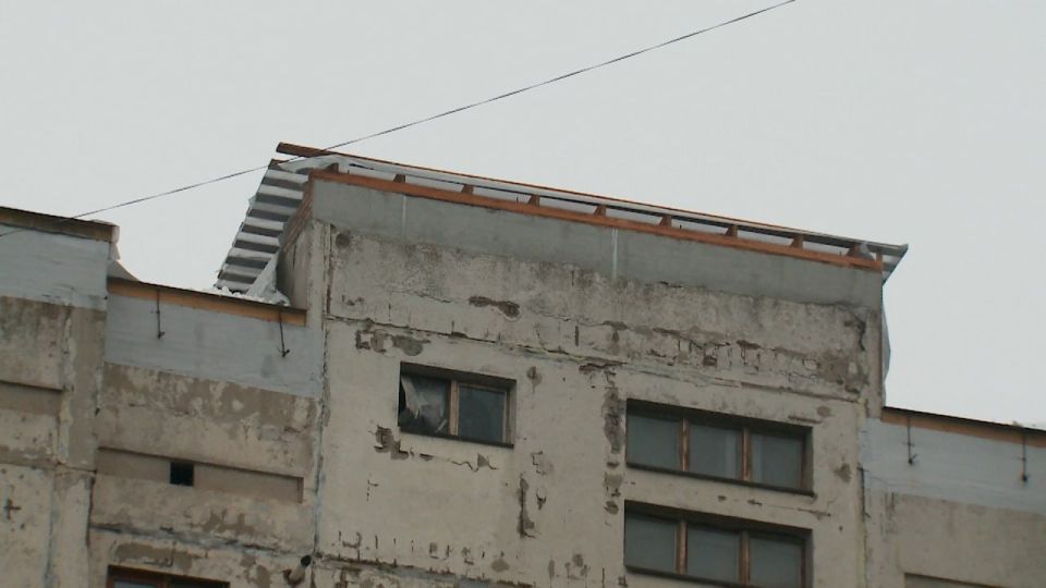 Сырая декабрьская погода вносит коррективы в ход работ по капитальному ремонту кровли по адресу: г. Краснодон, кв. Советский, д. № 1. Залитая на первой секции дома стяжка сохнет дольше, чем в сухую погоду Сырая декабрьская погода вносит коррективы в ход работ по капитальному ремонту кровли по адресу: г. Краснодон, кв. Советский, д. № 1. Залитая на первой секции дома стяжка сохнет дольше, чем в сухую погоду