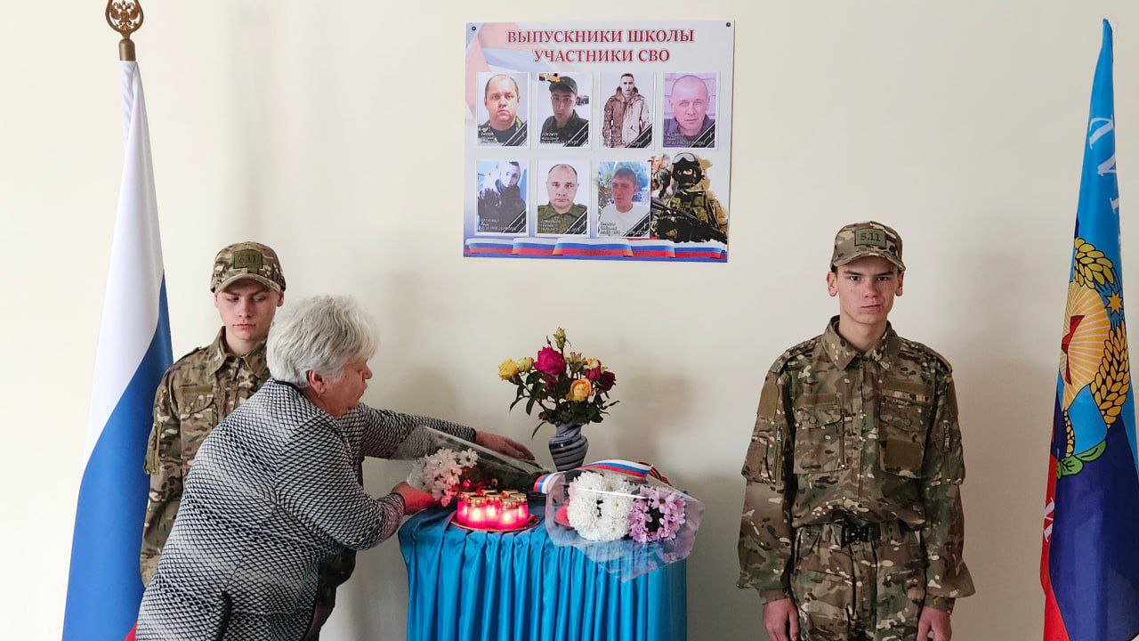 В рамках проектов «Новая школа» и «Историческая память» партии «Единая Россия, акции «История Героев» в Трехизбенской школе торжественно открыли стенд, посвященный выпускникам, погибшим в зоне спецоперации В рамках проектов «Новая школа» и «Историческая память» партии «Единая Россия, акции «История Героев» в Трехизбенской школе торжественно открыли стенд, посвященный выпускникам, погибшим в зоне спецоперации