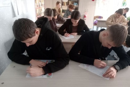 В День Героев Отечества в Червонополянском учебно-воспитательном комплексе педагогом-организатором был проведен кинопоказ тематических короткометражных фильмов молодежного кинофестиваля «Перерыв на кино»