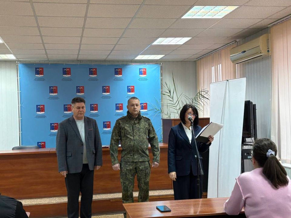 Альберт Зинченко: Сегодня совместно с военным комиссаром Станично-Луганского МО Алексеем Кульченко вручили государственные награды родственникам Героев, которые погибли, исполняя свой воинский долг Альберт Зинченко: Сегодня совместно с военным комиссаром Станично-Луганского МО Алексеем Кульченко вручили государственные награды родственникам Героев, которые погибли, исполняя свой воинский долг