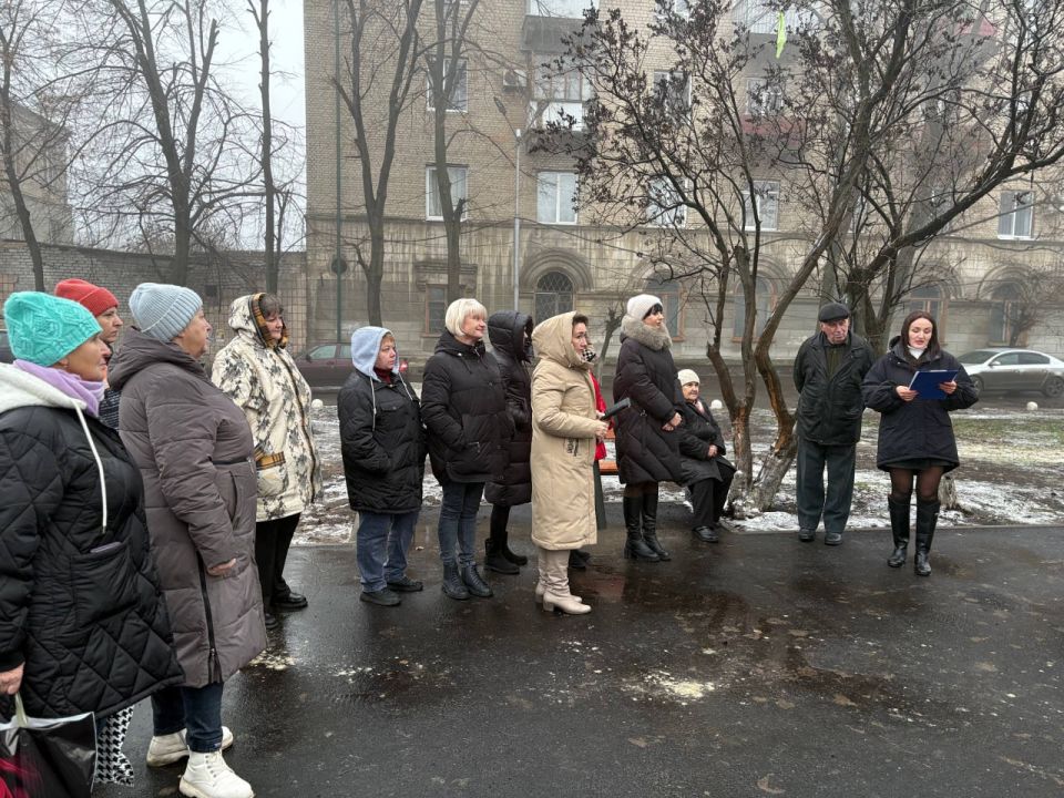 Инициатива краснолучанки воплотилась в арт-объект «Скамья примирения» Инициатива краснолучанки воплотилась в арт-объект «Скамья примирения»