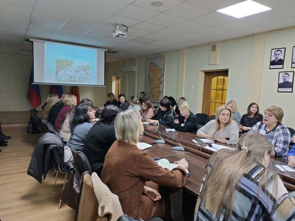 Сегодня в Администрации городского округа город Ровеньки состоялся городской семинар-совещание на тему: «Защитим ребенка, поможем семье» Сегодня в Администрации городского округа город Ровеньки состоялся городской семинар-совещание на тему: «Защитим ребенка, поможем семье»