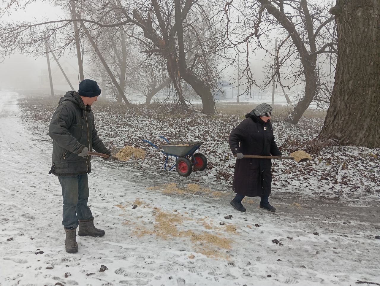 В пгт Кленовый и пгт Новодарьевка выполнены работы по подсыпке дорог и пешеходных дорожек В пгт Кленовый и пгт Новодарьевка выполнены работы по подсыпке дорог и пешеходных дорожек