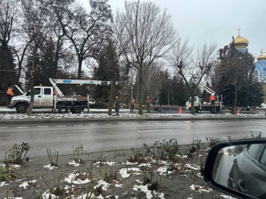 На Советской продолжают развешивать гирлянды