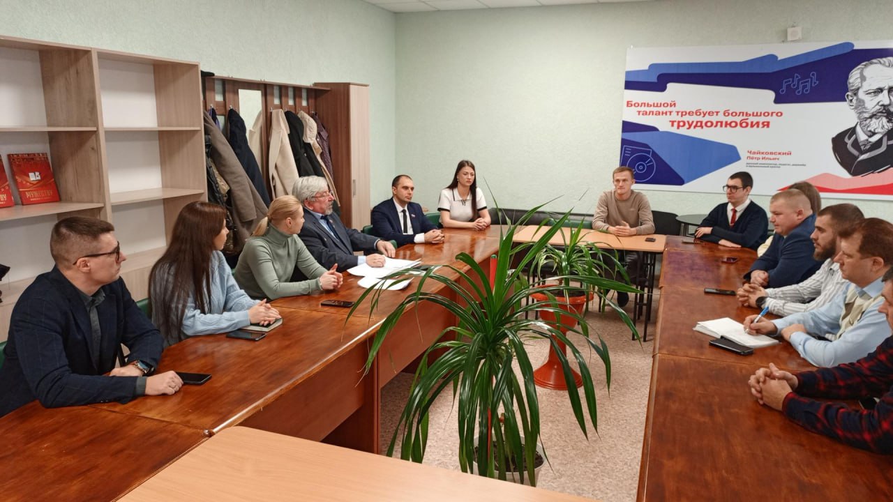 Беловодск: обсудили с молодежью вопросы эффективной работы Беловодск: обсудили с молодежью вопросы эффективной работы