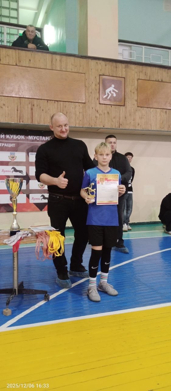 Лутугинская команда завоевала первое место в турнире по мини-футболу Лутугинская команда завоевала первое место в турнире по мини-футболу