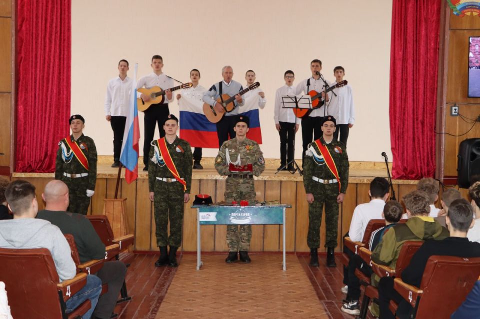 Парты Героев в честь защитников Родины открыли в Стаханове и Брянке Парты Героев в честь защитников Родины открыли в Стаханове и Брянке