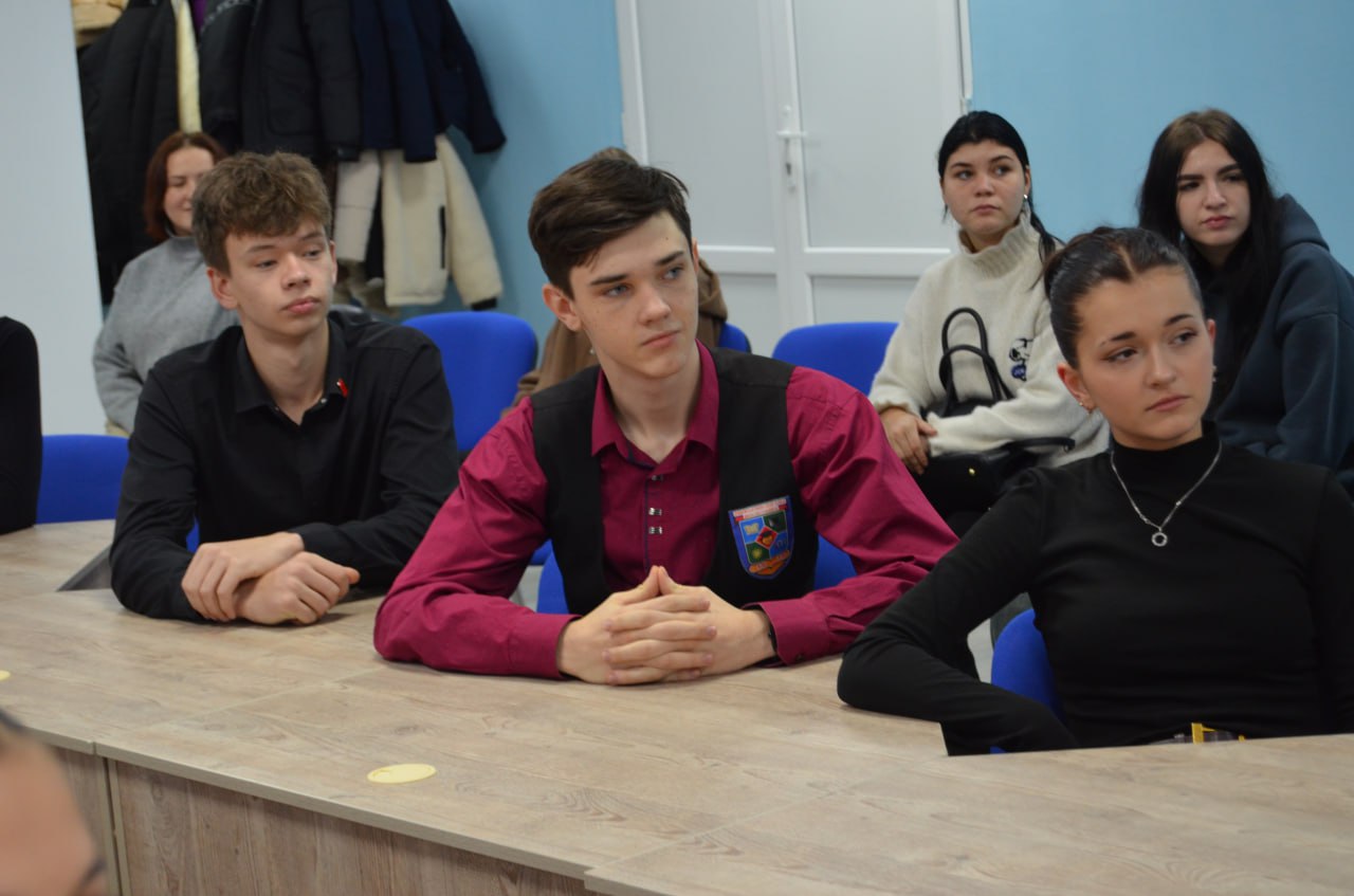 В Брянке в рамках программы «Гос.Старт.Диалог» прошла открытая встреча молодых активистов с руководителями, которые долгие годы стояли у руля городского самоуправления В Брянке в рамках программы «Гос.Старт.Диалог» прошла открытая встреча молодых активистов с руководителями, которые долгие годы стояли у руля городского самоуправления