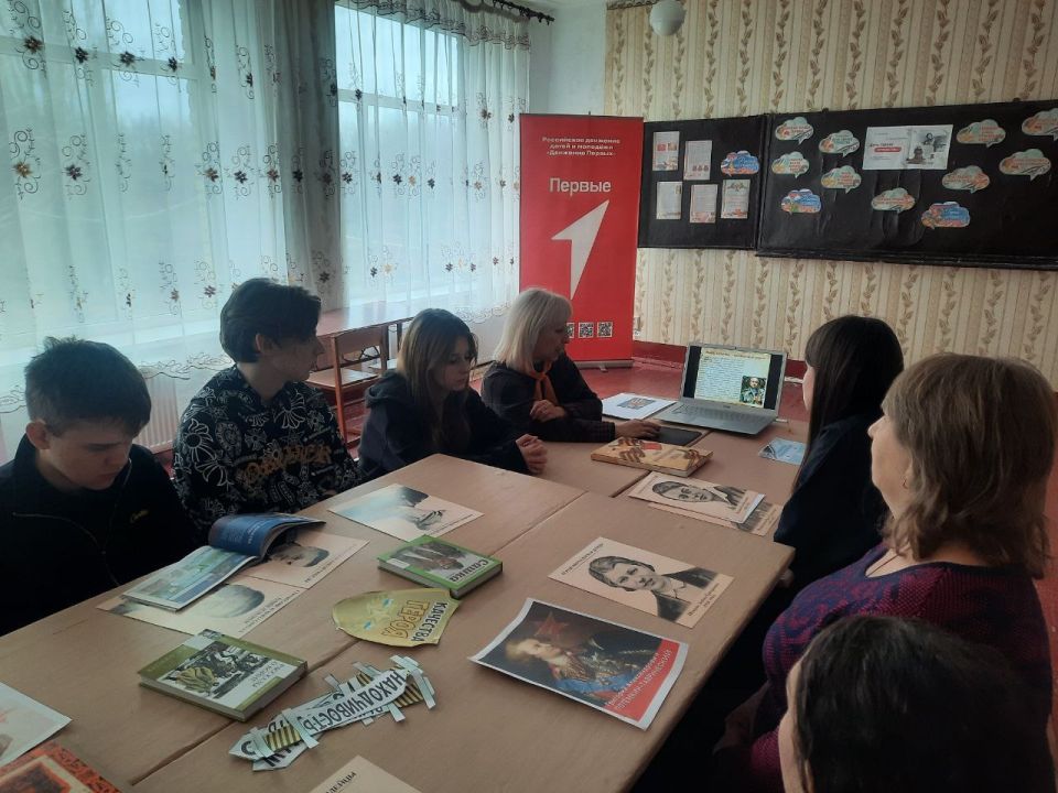 В Фащевской СШ №24 имени воина-интернационалиста Виталия Минакова совместно с сотрудниками библиотеки №14 прошёл урок мужества «Разговор с героем», посвящённый Дню Героев Отечества В Фащевской СШ №24 имени воина-интернационалиста Виталия Минакова совместно с сотрудниками библиотеки №14 прошёл урок мужества «Разговор с героем», посвящённый Дню Героев Отечества