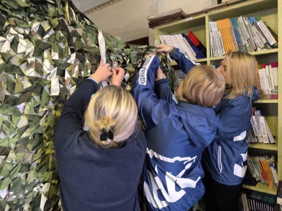 Лисичанское местное отделение партии "Единая "Россия" совместно с представителями проекта "Женское движение Единой России" ко Дню рождения партии провели мастер-класс по плетению маскировочных сетей Лисичанское местное отделение партии "Единая "Россия" совместно с представителями проекта "Женское движение Единой России" ко Дню рождения партии провели мастер-класс по плетению маскировочных сетей
