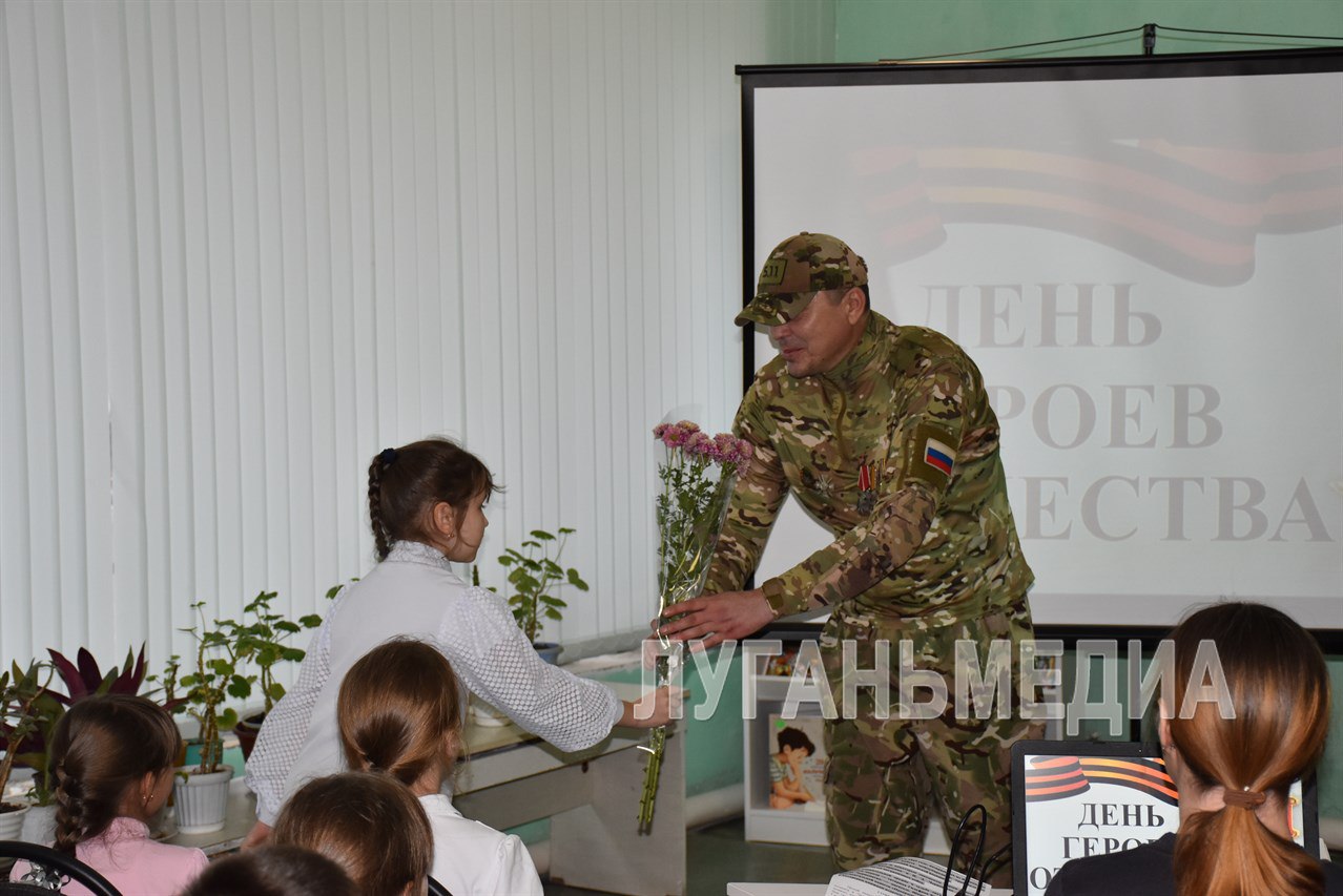 В Кировской детской библиотеке прошел исторический час «Наши земляки герои» с участием ветерана СВО В Кировской детской библиотеке прошел исторический час «Наши земляки герои» с участием ветерана СВО