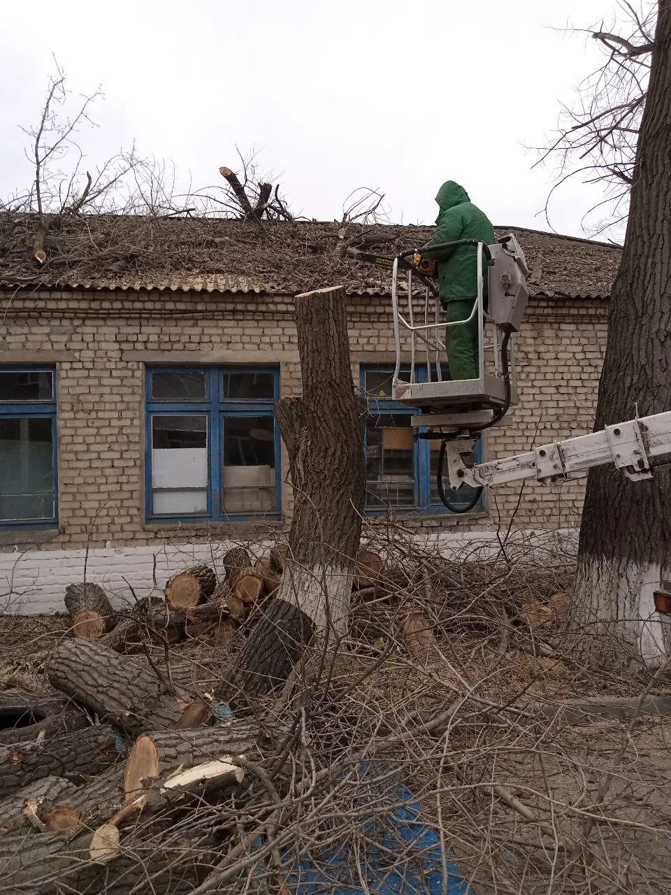 В Антрацитовском муниципальном округе продолжаются работы по благоустройству В Антрацитовском муниципальном округе продолжаются работы по благоустройству