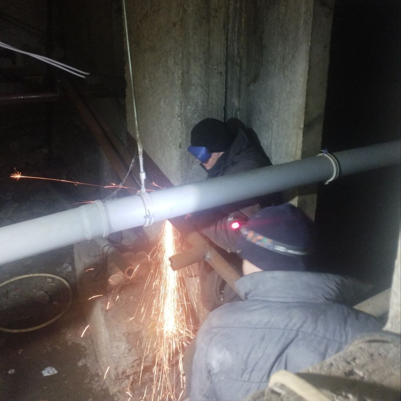 Специалисты Ровеньковского филиала НКО выполняют работы по текущему ремонту системы централизованного отопления многоквартирных домов Специалисты Ровеньковского филиала НКО выполняют работы по текущему ремонту системы централизованного отопления многоквартирных домов