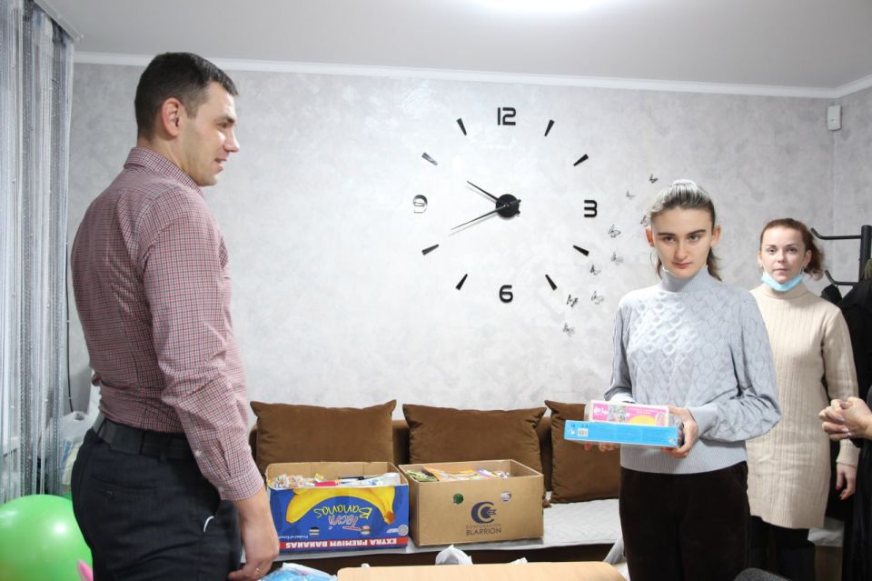 Единороссы передали «коробки храбрости» еще в несколько учреждений Луганска Единороссы передали «коробки храбрости» еще в несколько учреждений Луганска