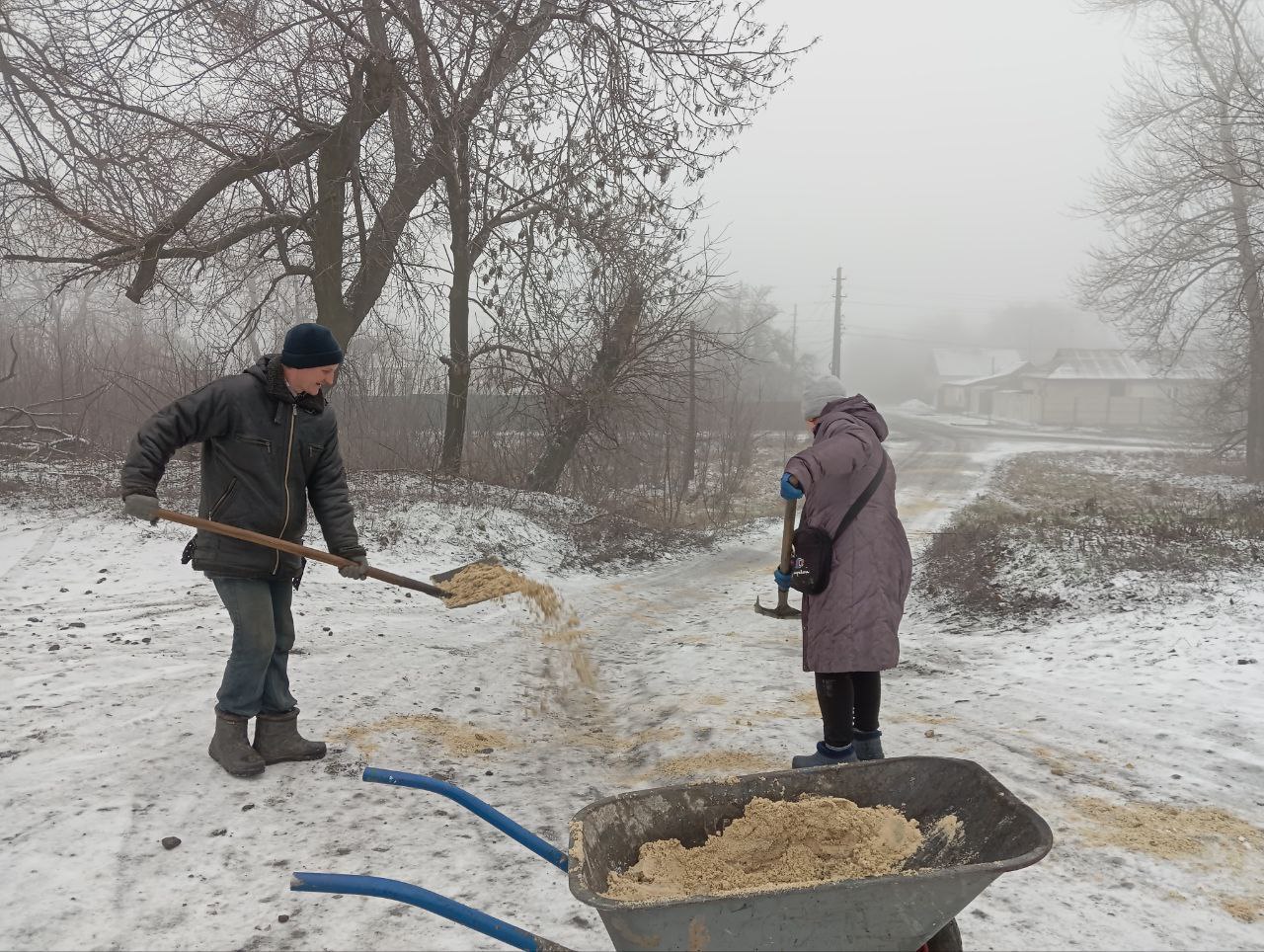 В пгт Кленовый и пгт Новодарьевка выполнены работы по подсыпке дорог и пешеходных дорожек В пгт Кленовый и пгт Новодарьевка выполнены работы по подсыпке дорог и пешеходных дорожек