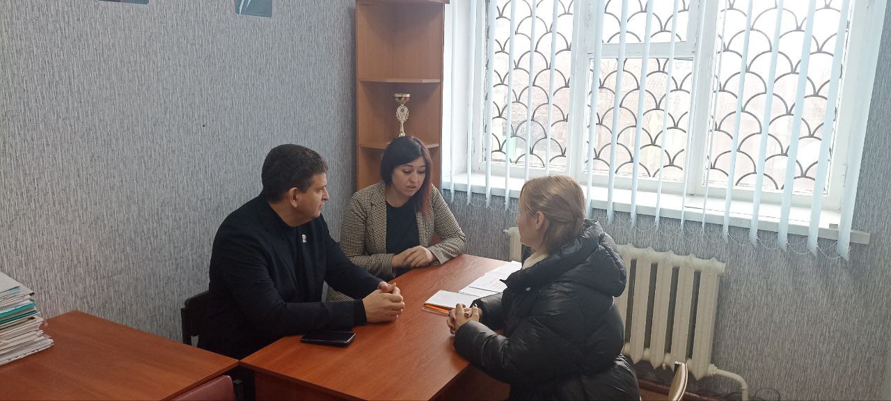 Олег Коваль: В рамках декады приемов партии "Единая Россия" провел личные приемы граждан совместно с депутатами Совета Старобельского муниципального округа Олег Коваль: В рамках декады приемов партии "Единая Россия" провел личные приемы граждан совместно с депутатами Совета Старобельского муниципального округа