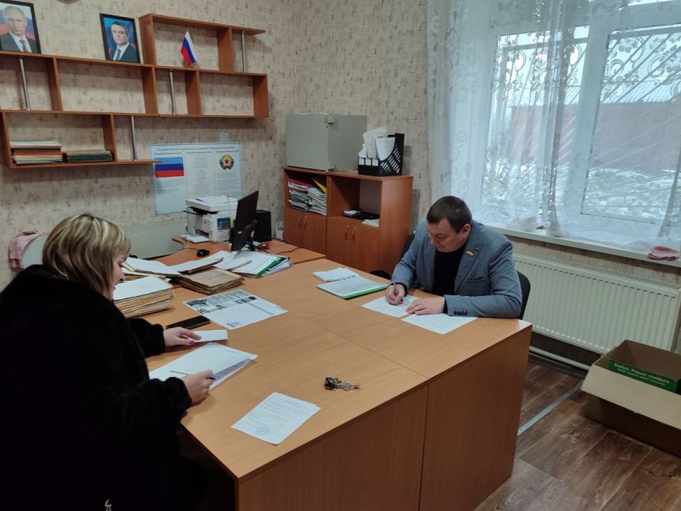 В Станице Луганской продолжается Декада приемов граждан, приуроченная к 24-летию партии «Единая Россия» В Станице Луганской продолжается Декада приемов граждан, приуроченная к 24-летию партии «Единая Россия»