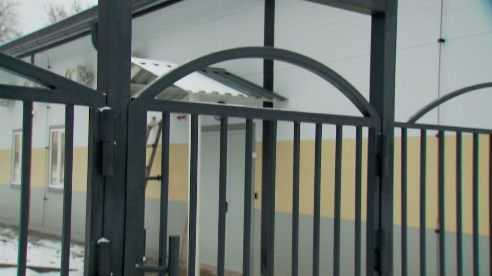 Тюменские строители установили ограждение Краснодонской центральной городской многопрофильной больницы и строящегося здания подстанции скорой медицинской помощи, которое находится на территории ЦГМБ Тюменские строители установили ограждение Краснодонской центральной городской многопрофильной больницы и строящегося здания подстанции скорой медицинской помощи, которое находится на территории ЦГМБ