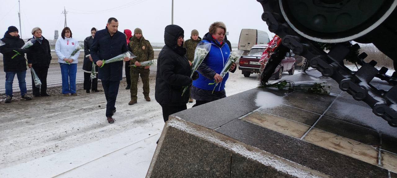 Активисты "Молодой гвардии Единой России" приняли участие в церемонии возложения цветов, приуроченной ко Дню Героев Отечества Активисты "Молодой гвардии Единой России" приняли участие в церемонии возложения цветов, приуроченной ко Дню Героев Отечества