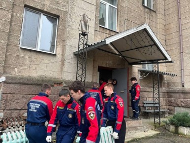 Силами добровольцев ССО «Молодогвардеец» ЛугРО ВСКС, студентов Краснодонского факультета инженерии и менеджмента (фтлиал) ЛГУ им. В. Даля, была оказана помощь сотрудникам Дворца культуры имени «Молодой гвардии»