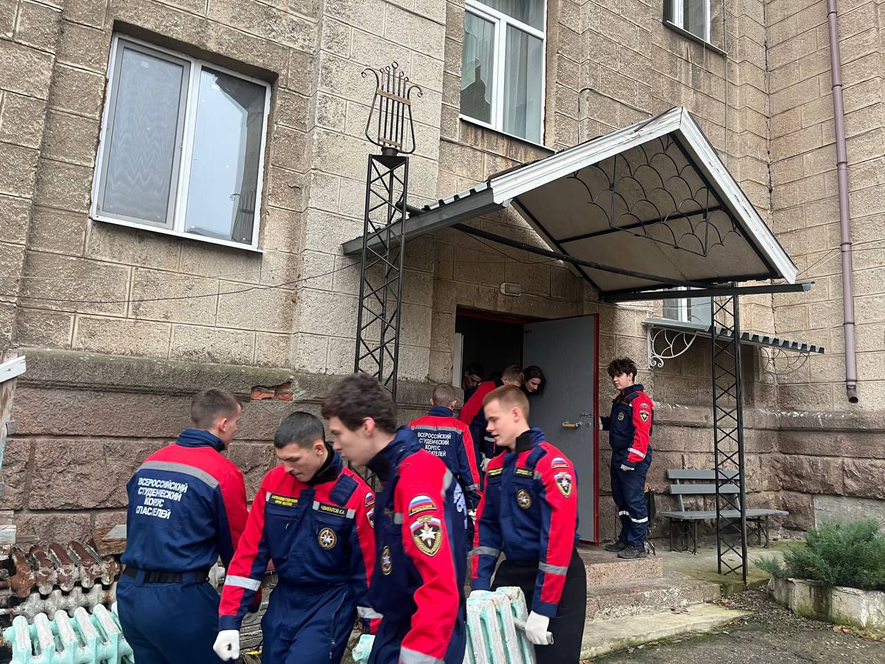 Силами добровольцев ССО «Молодогвардеец» ЛугРО ВСКС, студентов Краснодонского факультета инженерии и менеджмента (фтлиал) ЛГУ им. В. Даля, была оказана помощь сотрудникам Дворца культуры имени «Молодой гвардии»