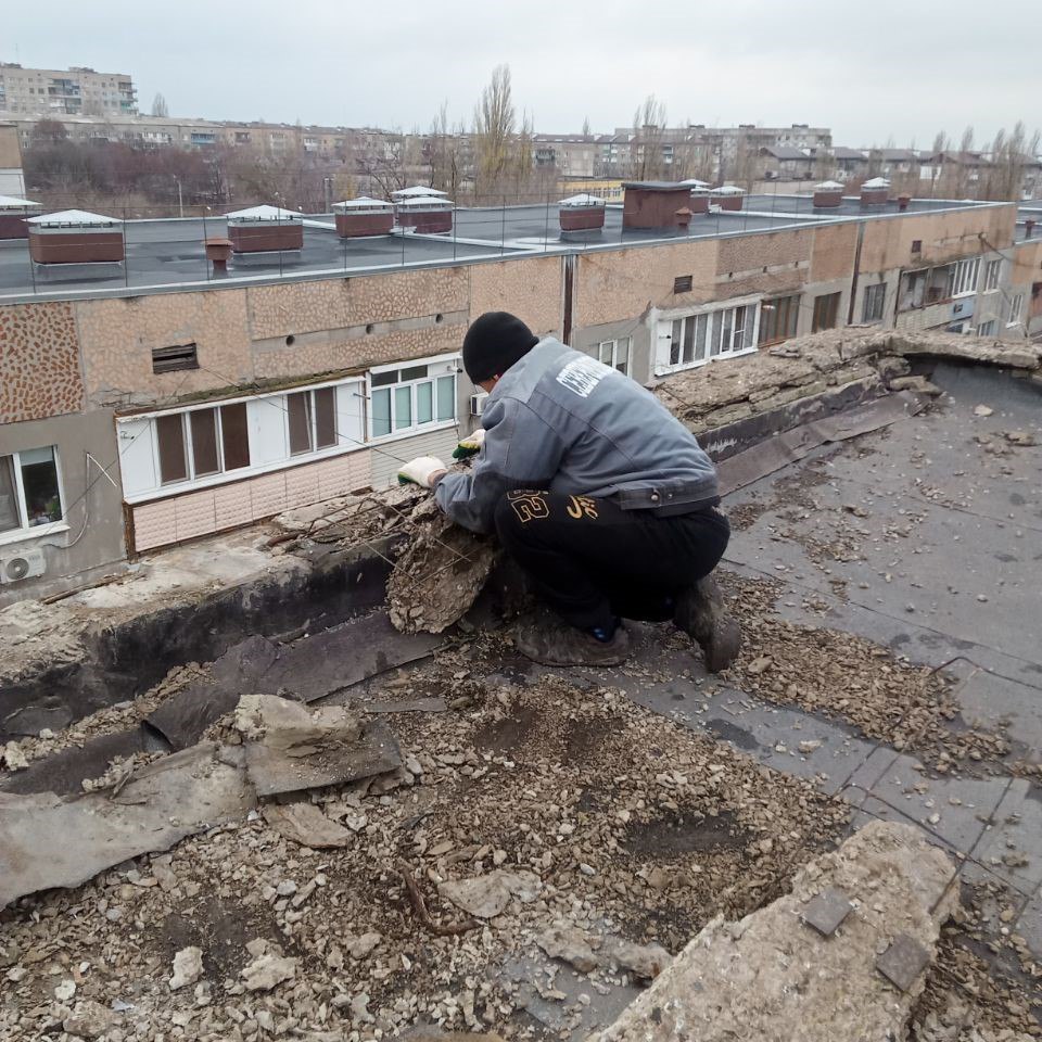 Брянковский филиал НКО «Единый региональный фонд по управлению многоквартирными домами ЛНР» выполнил ремонт парапетов по адресу: