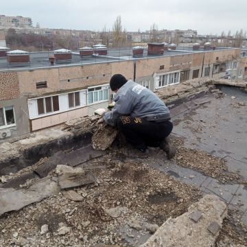 Брянковский филиал НКО «Единый региональный фонд по управлению многоквартирными домами ЛНР» выполнил ремонт парапетов по адресу: