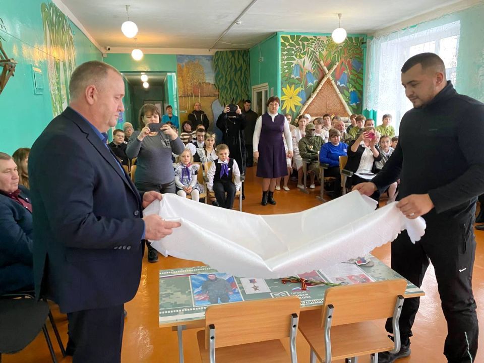 Марина Филиппова: В Гречишкинской школе открыли две "Парты Героев": Память о подвиге живет в сердцах учеников Марина Филиппова: В Гречишкинской школе открыли две "Парты Героев": Память о подвиге живет в сердцах учеников