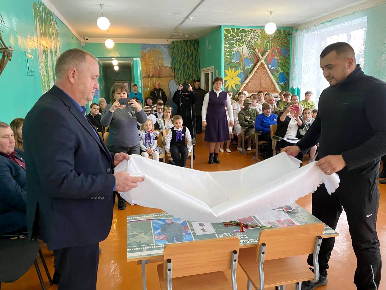 Марина Филиппова: В Гречишкинской школе открыли две "Парты Героев": Память о подвиге живет в сердцах учеников Марина Филиппова: В Гречишкинской школе открыли две "Парты Героев": Память о подвиге живет в сердцах учеников