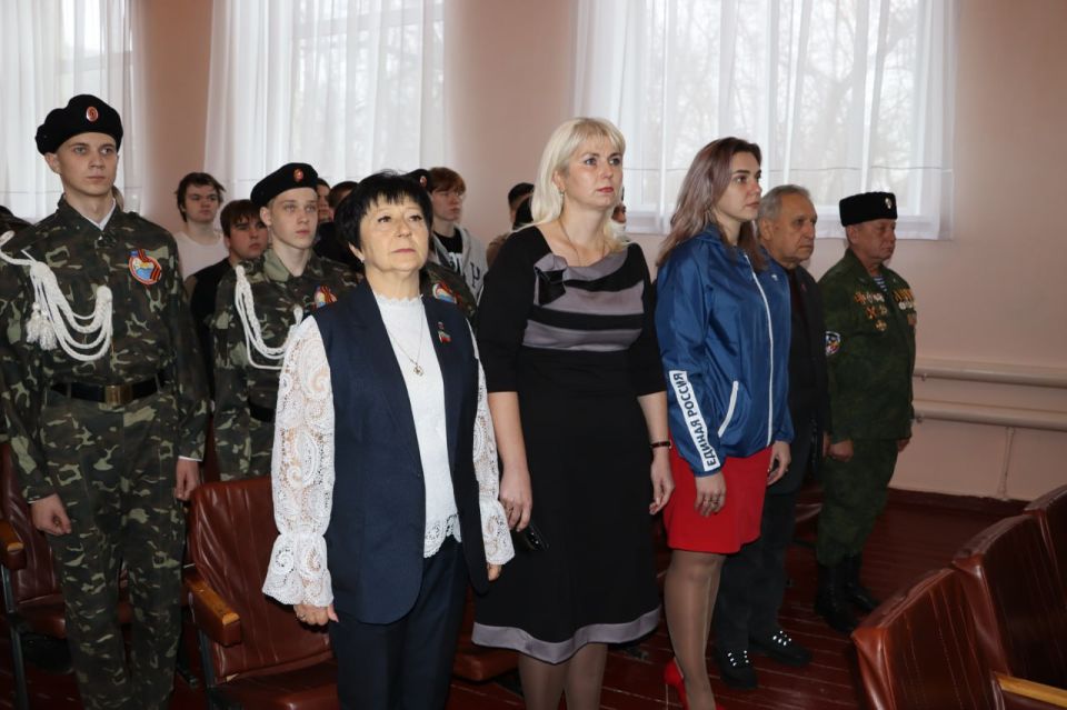 Парты Героев в честь защитников Родины открыли в Стаханове и Брянке Парты Героев в честь защитников Родины открыли в Стаханове и Брянке