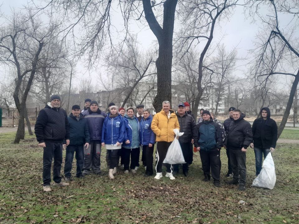 В Северодонецке продолжается общегородской субботник в рамках "Декады добрых дел" В Северодонецке продолжается общегородской субботник в рамках "Декады добрых дел"
