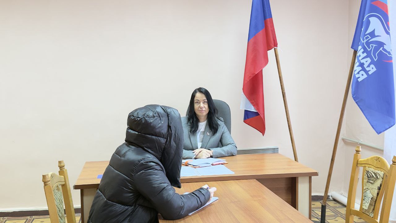 Декада приёмов граждан. Депутат Совета округа Татьяна Любимова провела приём граждан в Краснолучском местном отделении Единой России Декада приёмов граждан. Депутат Совета округа Татьяна Любимова провела приём граждан в Краснолучском местном отделении Единой России