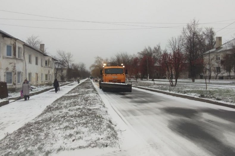 Работы по посыпке дорог в Червонопартизанске: борьба с ухудшением погодных условий Работы по посыпке дорог в Червонопартизанске: борьба с ухудшением погодных условий